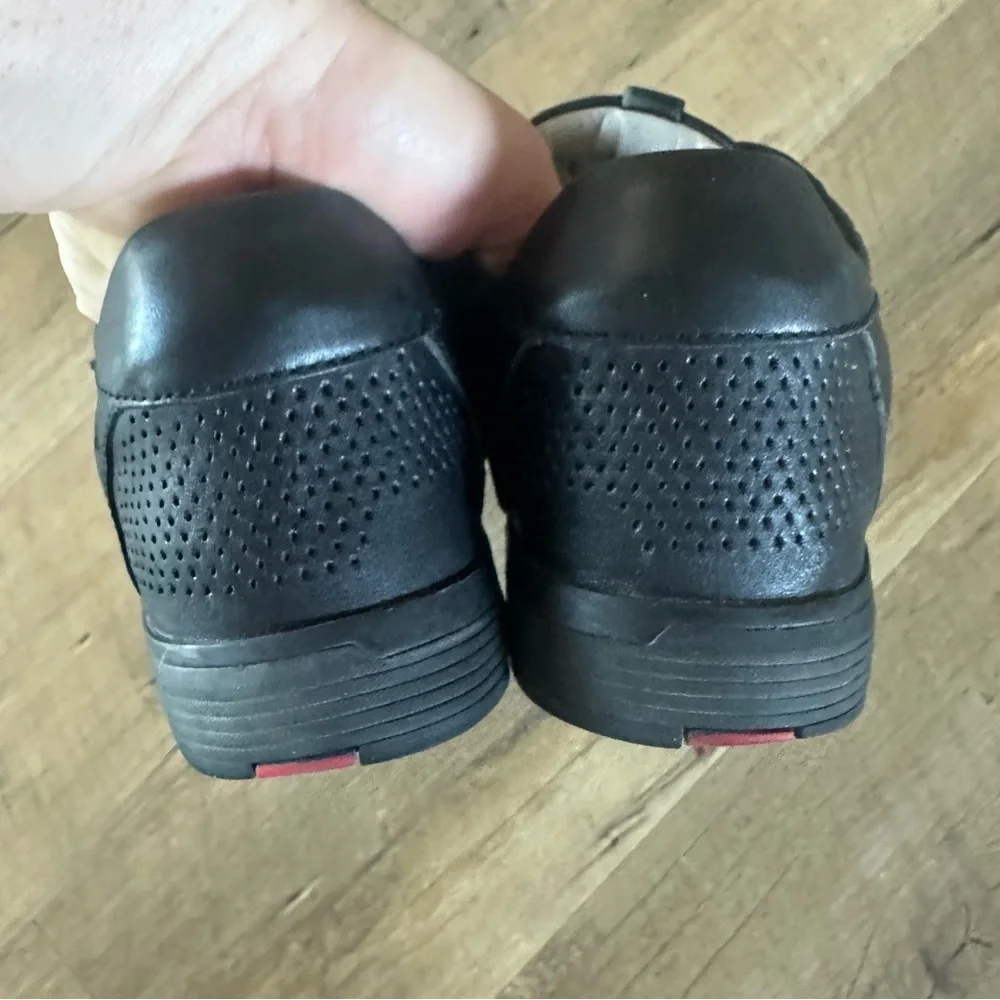 Kizik New York Leather Laceless Hands Free Slip on Leather Sneaker